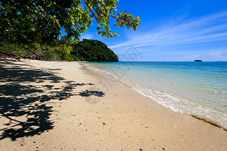 泰国金沙岛有金沙和海的海滩海洋水晶热带天空旅游气候旅行风景蓝色白色背景