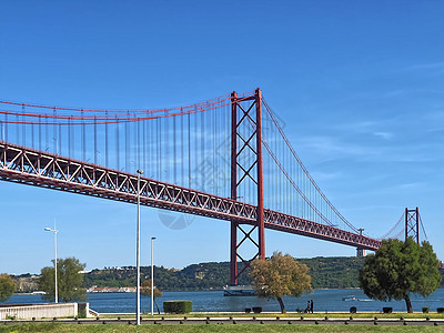 海鸥飞越红桥北纬25度工程柱子金属蓝色运输旅行全景城市首都铁路图片