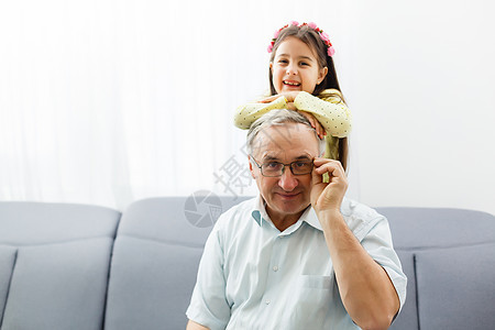 外孙抱祖父的有趣的生活方式肖像画祖父母长椅电脑退休幸福技术家庭孙子女孩互联网图片