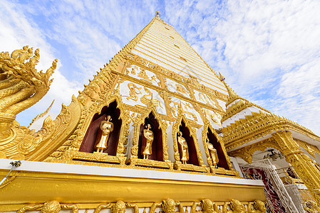 早上在泰国乌本拉恰坦尼金子宝塔旅行旅游建筑地标蓝色艺术佛塔寺庙图片