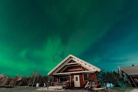 佛山千灯湖北光位于Kukiuru村湖房子公园松树极光窗户天文学天空北极星星星森林背景