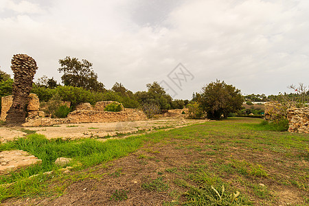 迦太基省Tuunisia的古老浴池废墟帝国条款历史石头地标柱子天空古物建筑学旅行图片