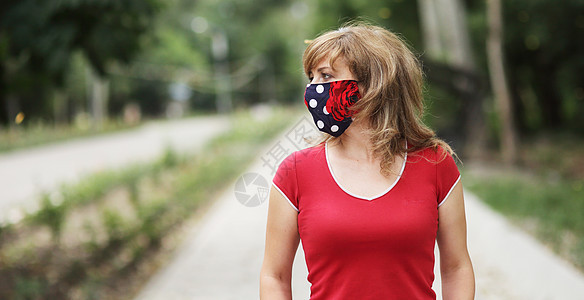 戴着防护面具的女孩 在公园里抗冠状病毒卫生诊所口罩危险帮助呼吸感染疾病安全预防图片
