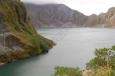 菲律宾桑巴莱斯Pinatubo湖旅行火山口衬套绿色远足蓝色登山陨石岩石碎屑图片