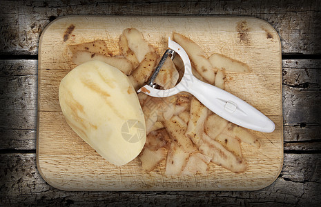 生土豆皮剥皮 准备在切削板上图片