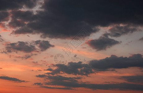 美丽的蓝色天空 有云海浪红色黄色飞行场景戏剧性天堂阳光日落天气图片