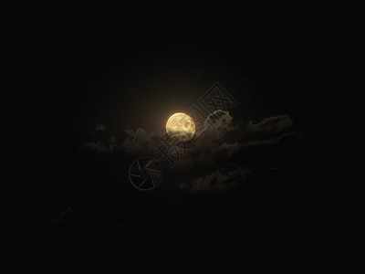 满月照亮云彩月球摄影启发性天空天文天文学宇宙卫星月相多云背景图片
