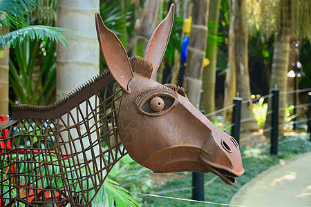 新西兰马塔卡纳 — 2019年12月 Sculptureum雕塑公园 由生锈的铁丝和一些金属部件制成的奇特现代雕塑 代表一头驴图片