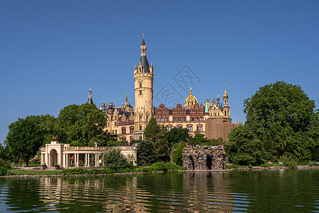 施韦林宫和乐园建筑学首都树木反射遗产风景皇家旅游雕塑公园图片