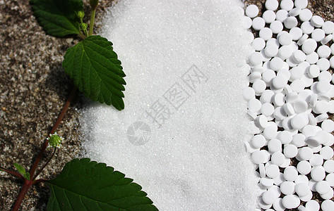 糖果叶 糖和甜甜剂放在石地板上食物味力草本植物药片图片