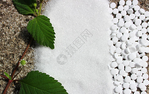 糖果叶 糖和甜甜剂放在石地板上味力食物草本植物药片图片