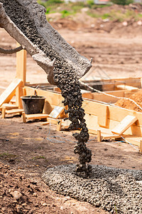 水泥或混凝土用自动泵制成的立体工作项目金属基础设施工人机械钢筋碎石活动管道建设者图片