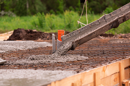 水泥或混凝土的地块或混凝土从混凝土搅拌器形成基础活动碎石基础设施项目承包商工作钢筋管道液体建设者图片
