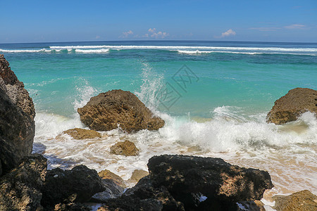 海浪在岸边喷涌 海浪席卷海滨海景悬崖海岸石头天空风暴热带碰撞旅游蓝色图片