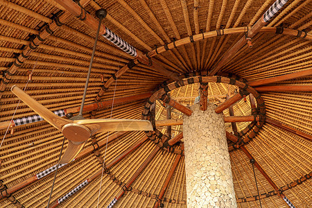 竹屋顶的纹理背景 由天然材料制成的生态房屋墙纸村庄芦苇假期热带建筑学植物情调分支机构房子背景图片