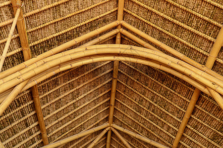 竹屋顶的纹理背景 由天然材料制成的生态房屋棕榈村庄植物热带建筑学旅行芦苇异国情调茅草背景图片