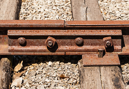 与螺栓连结的铁链平行线工程指甲木头运输木板金属过境铁轨技术图片