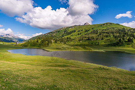 在美丽的莱奇奎伦山上 飞得惊人的远足高山顶峰旅游家庭茅屋农村冒险风光假期草地图片