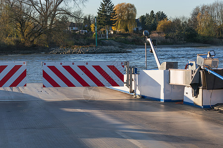 的莱茵河渡轮海岸线游客坡道水街加载乘客船舶港口码头海洋图片