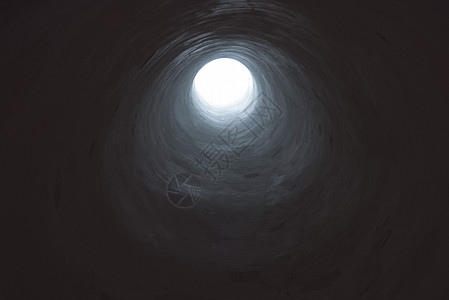黑暗隧道通向光明的开阔图片