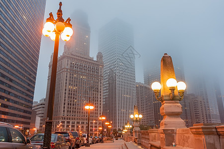 芝加哥的街道随着烟雾落下 灯光照耀着上华克图片