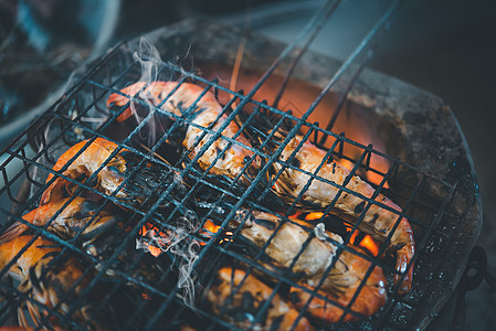 市场上的灰虾干淡水大虾木炭海洋餐厅海鲜午餐贝类炙烤火焰烹饪营养图片