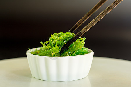 日本食物概念 新鲜海藻沙拉 碗里有芝麻种子图片