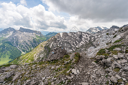 在奥地利沃拉尔贝格的莱克伦山上 飞速攀登岩石假期环境晴天水库远足天堂登山全景孤独图片