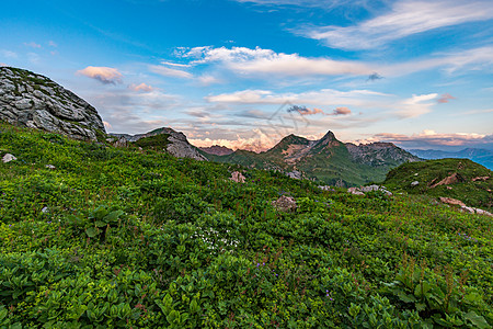 在奥地利沃拉尔贝格的莱克伦山上 飞速攀登全景天堂晴天环境草地岩石远足农村娱乐首脑图片
