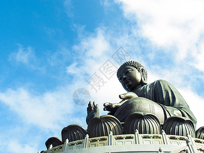 大佛像和香港的宝林修道院 兰太日出森林雕塑宗教游客祷告冥想信仰棕褐色戏剧性图片