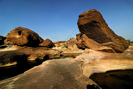 在岩石洞中未见日落 石器视图 萨姆潘博克大峡谷热带岩石旅行橙子峡谷灰尘天空流动游客蓝色图片