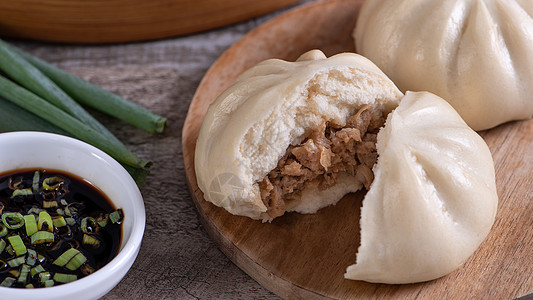 美味的罗吉 中国蒸烤肉包 可以吃在沙皇上了美食面包竹子猪肉小吃盘子文化饺子早餐食物图片