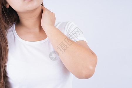 女性在白色背景和复制件样板上接触急性颈部疼痛黑发脖子服务女士手臂伤害治疗肌肉按摩解剖学图片