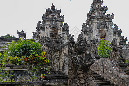 巴厘岛乌布皇宫印度尼西亚巴厘岛西部的雕塑 印度尼西亚传统崇拜上帝旅游雕像力量狮子石头花园猴林背景