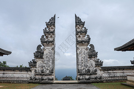 由Lempuyang寺庙建造的天堂之门 这个著名的Instagram城门没有假照镜反射物上帝吸引力天空旅行历史纪念碑石头遗产建筑图片