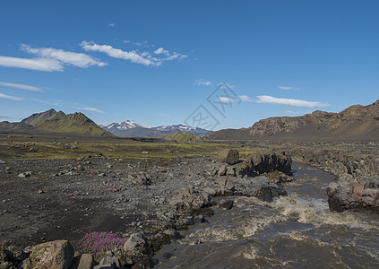 河峡谷的冰岛地貌以及冰川山脉和绿色山丘的景象 冰岛费利亚巴克自然保护区自然天空火山地块远足冒险巨石自然保护区爬坡旅行图片