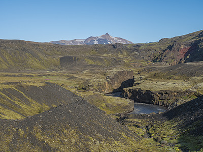 冰岛地貌 有蓝色的马尔卡夫约特河峡谷 绿色山丘和冰川山峰 Fjellabak自然保护区 冰岛碎石自然地块爬坡苔藓自然保护区天空旅图片