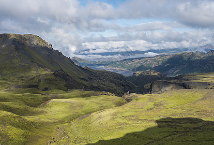 高地和大草原的景观 绿苔覆盖着岩石和山丘 弯曲河流峡谷 冰岛远足小径爬坡自然保护区火山雷神崎岖公园冒险蓝色悬崖旅行背景图片