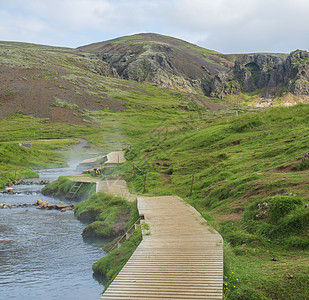 雷克贾达卢尔河谷热河流中的天然地热浴 有木制徒步道和更衣室 冰岛南部靠近哈韦拉格迪市黄金远足地热山脉旅行公园蒸汽溪流火山游客图片