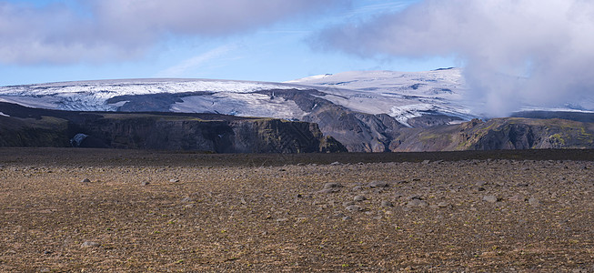 全景冰岛熔岩沙漠景观与冰川和火山的顶部 部分覆盖在云层中 冰岛 远足径 夏天阳光灿烂的日子公园冰盖猪肉高地蓝色悬崖舌头自然保护区图片