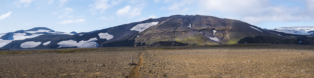 全景冰岛熔岩沙漠景观与冰川和火山的顶部 部分覆盖在云层中 冰岛 远足径 夏天阳光灿烂的日子雷神自然保护区旅行崎岖踪迹风景旅游悬崖背景图片