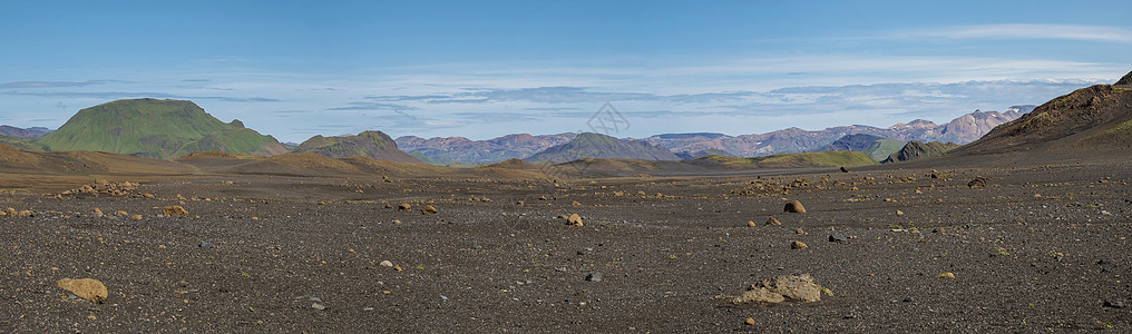 全景冰岛熔岩沙漠景观与五颜六色的山脉和绿色山丘的全景 Fjallabak 自然保护区 冰岛 夏天的蓝天图片