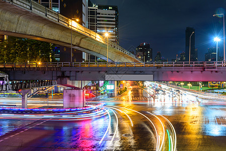 车 路在城市的交接点/模糊交通灯上 光线模糊背景