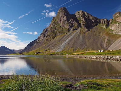 冰岛东峡湾山区绿草和海湖的观测结果图片