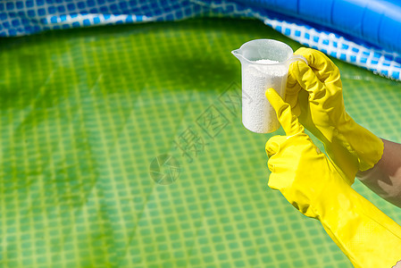 在池中添加氯粉 以去除藻类和消毒水 可充气游泳池护理概念按摩检查服务费率细菌温泉监控测试活性质量背景图片