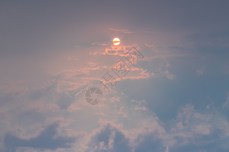 美丽的日出天空在云层上方 闪耀着光芒农村场地太阳草地天堂天线地面日落橙子空气图片