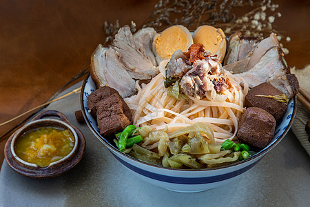 传统中国菜炖猪肉面 配猪肉骨头B汤面骨汤豆腐辣椒美食早餐八角餐厅午餐食物图片