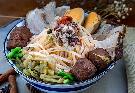 传统中国菜炖猪肉面 配猪肉骨头B肉桂盘子烹饪食物美食八角午餐厨房汤面早餐图片