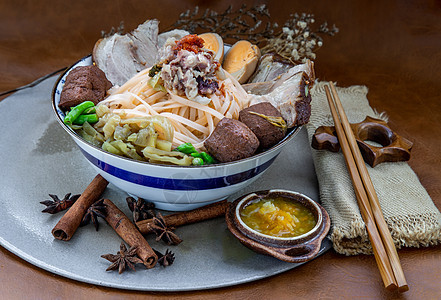 传统中国菜炖猪肉面 配猪肉骨头B汤面肉桂骨汤勺子豆腐八角烹饪饮食餐厅美食图片