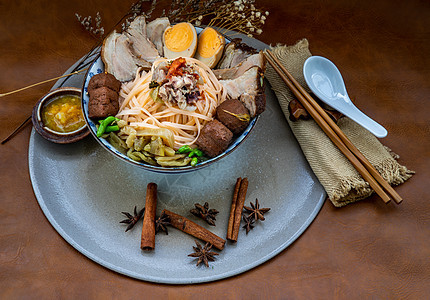 传统中国菜炖猪肉面 配猪肉骨头B辣椒美食肉桂食物筷子豆腐汤面饮食肉汁烹饪图片